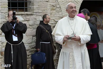 Papa Francisco chegando a Assis saudado pelos Frades (OFM)